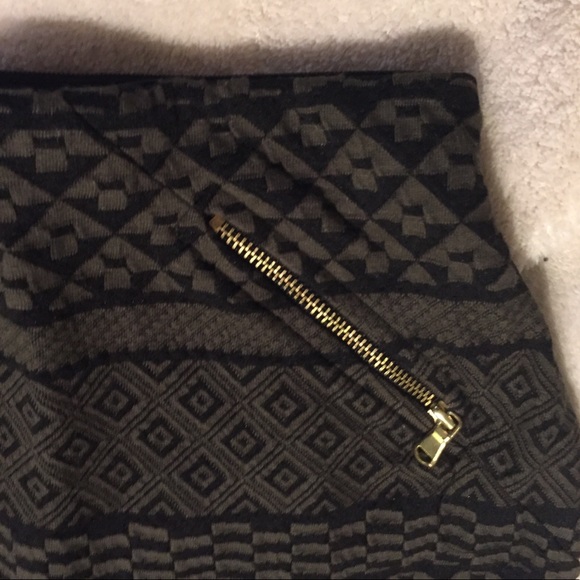 Green and black geometric skirt - Picture 3 of 4